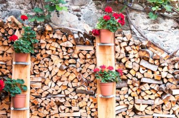 Brennholz im Garten lagern