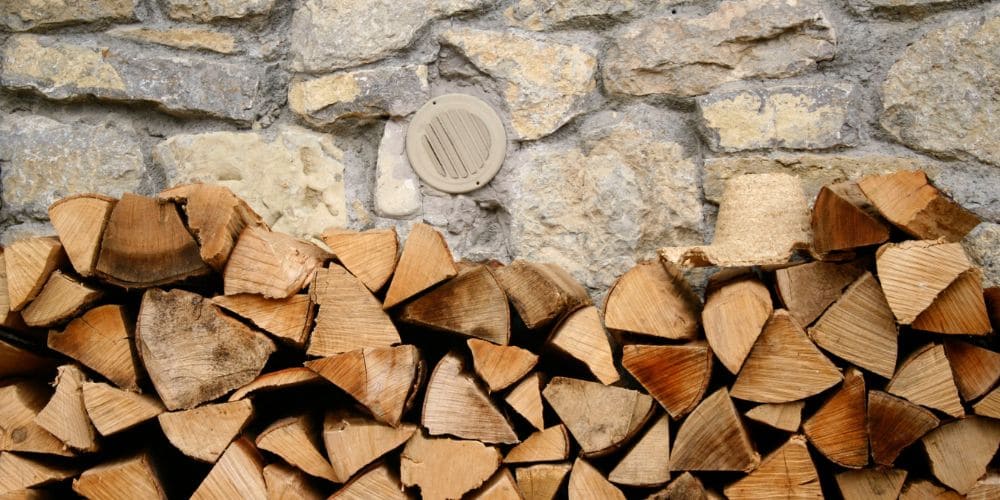 Offene Lagerung von Brennholz an einer Wand