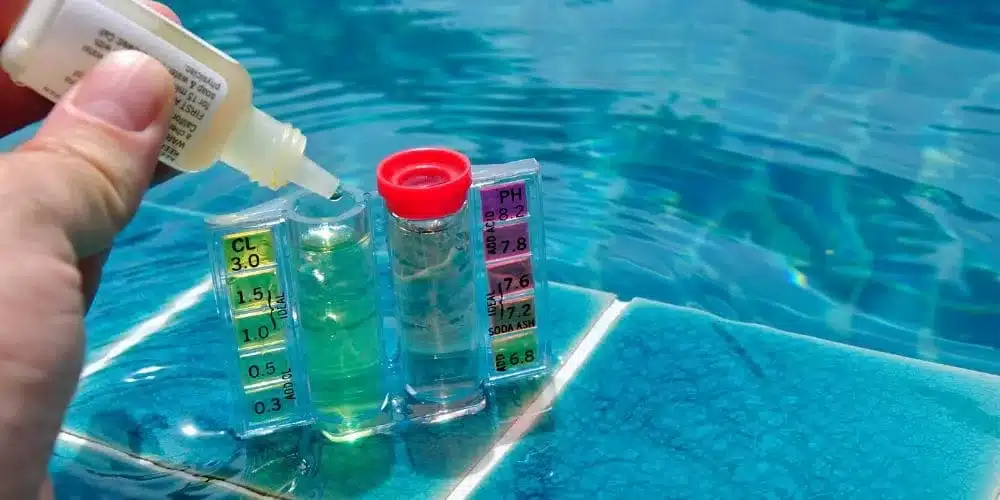 Wasserchemie im Pool prüfen