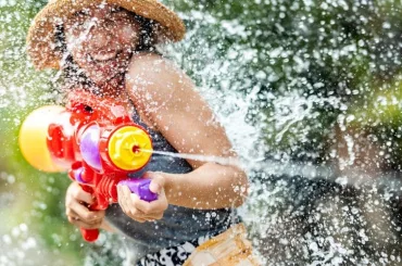 Wasserpistolen & Co. für eine Wasserschlacht im Garten
