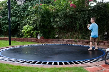 Bodentrampolin für den Garten: Hüpfspaß mit Stil