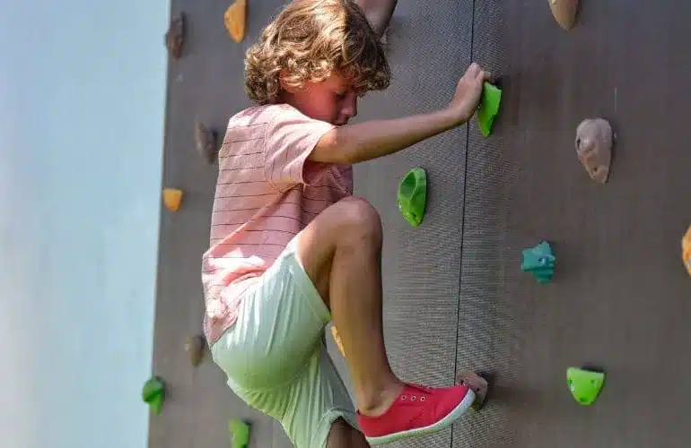 Grenzenloser Kletterspaß: Kletterwände für Kinder im eigenen Garten